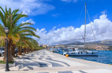 Yunanistan 'ın Kefalonia Adası' ndaki Argostoli kasabasının kıyı şeridinden manzarası.