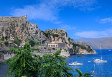 Kerkyra, Korfu adasının başkenti, Yunanistan. Yarımadadaki Korfu Kasabası 'nın Eski Kalesi' nin kristal berrak gök mavisi denizine manzarası.