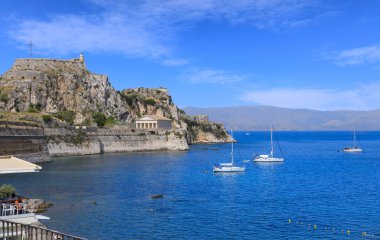 Kerkyra, Korfu adasının başkenti, Yunanistan. Yarımadadaki Korfu Kasabası 'nın Eski Kalesi' nin kristal berrak gök mavisi denizine manzarası.