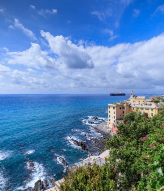 Boccadasse 'nin Rocky plajı, İtalya' nın Cenova kentindeki eski bir denizci köyü..