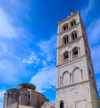 Zadar şehir manzarası, Hırvatistan: Saint Anastasia Katedrali ve Saint Donatus Kilisesi 'nin çan kulesine bir bakış.