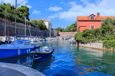 Hırvatistan 'ın Zadar kentsel manzarası: arka planda Landward Gate ile küçük Fosa Limanı manzarası.