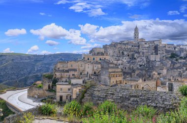 İtalya 'nın güneyindeki Basilicata şehrinin Sassi şehri: Sasso Barisano bölgesi manzarası.