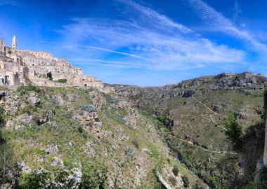 Matera, İtalya 'nın Sassi kentinin manzarası: Murgia Materana Doğa Rezervi ve Mağara Kiliselerine bakış.