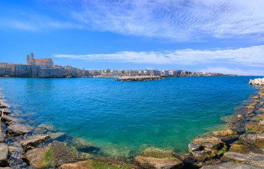 Güney İtalya, Apulia 'daki dalgakırandan Giovinazzo kasabasının silüeti..