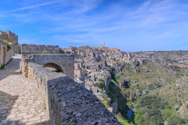 Matera 'nın Sassi kentinin tipik asfaltlı yolu, güney İtalya: Murgia Materana Doğa Rezervi ve Mağara Kiliseleri manzarası.