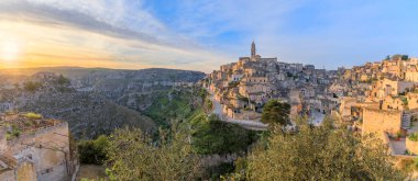 Sassi di Matera 'nın gündoğumunda Güney İtalya' daki Basilicata şehrinin manzarası: Mağara evleriyle birlikte Murgia Materana geçidine bakan Sasso Barisano bölgesinin manzarası.