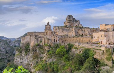 Matera kasabasının Sassi 'si: Sasso Caveoso bölgesi ve Murgia Materana manzarası.