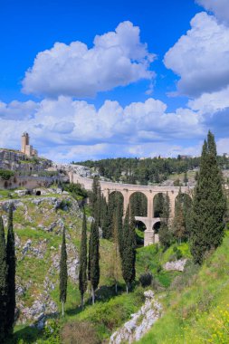 İtalya 'nın güneyindeki Puglia kasabası Gravina' daki Roma döneminden kalma Aqueduct Köprüsü manzarası. 