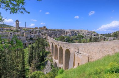 İtalya 'nın güneyindeki Puglia kasabası Gravina' daki Roma döneminden kalma Aqueduct Köprüsü manzarası.