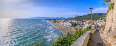 Lazio bölgesindeki Sperlonga kasabası: Panoramik yoldan kumlu sahile bakış.