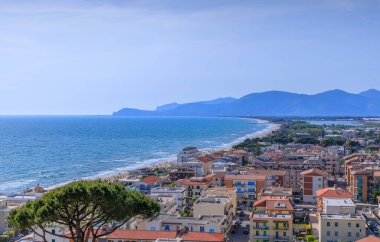 Lazio, İtalya 'daki Sperlonga kasabası. Kıyı şeridi manzarası ve kumlu sahil ve dağlar.