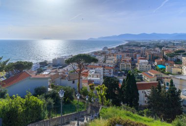Lazio, İtalya 'daki Sperlonga kasabası. Kıyı şeridi manzarası ve kumlu sahil ve dağlar.