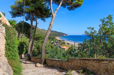 İtalya 'nın Lazio kentindeki Sperlonga köyünden geçen Ulysses Yolu' ndan (veya Sentiero di Ulisse) deniz manzarası.
