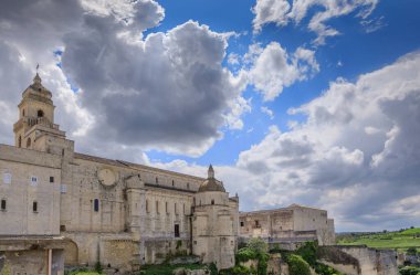 İtalya 'nın Apulia bölgesindeki Puglia' daki Gravina kasabası: Mezar taşından Kutsal Meryem Katedrali 'nin manzarası.