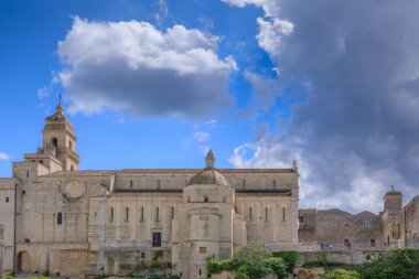 İtalya 'nın Apulia bölgesindeki Puglia' daki Gravina kasabası: Mezar taşından Kutsal Meryem Katedrali 'nin manzarası.
