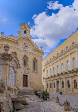 İtalya 'nın güneyindeki Puglia, Apulia bölgesindeki Gravina' nın tarihi merkezine bir bakış: Notar Domenico Meydanı ile Dört Çeşme ve Kütüphane Finyası manzarası.