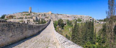 İtalya 'nın güneyindeki Puglia kasabasındaki Gravina' daki Aqueduct Köprüsü ve mağara evleri.