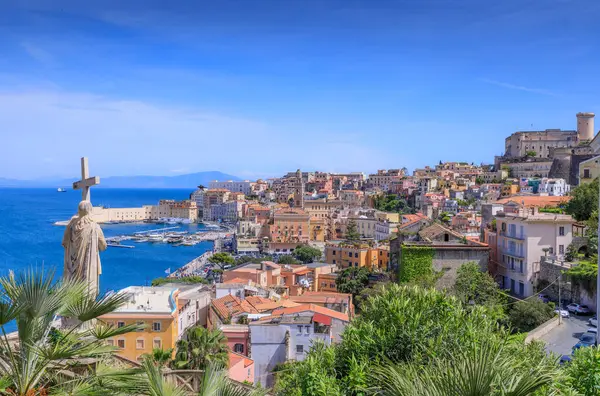 Lazio, İtalya 'daki Gaeta şehri: limanlı tarihi bölgenin panoramik manzarası.