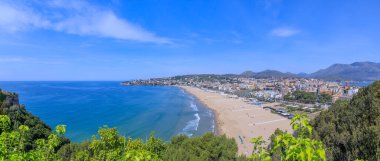 Lazio, İtalya 'daki Gaeta şehri: Serapo' nun kumlu plajının panoramik manzarası.