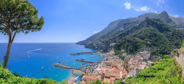 İtalya 'nın Campania bölgesindeki Amalfi kasabasının panoramik manzarası.
