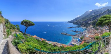 Amalfi Sahil Panoramik Manzarası: İtalya 'nın Campania kentindeki manzaralı patikadan Amalfi kasabası.