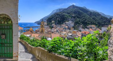 İtalya 'nın merdivenlerinden Amalfi kasabası: Majolica fayanslarıyla kaplı çan kulesi ile katedrale bir göz atmak. 