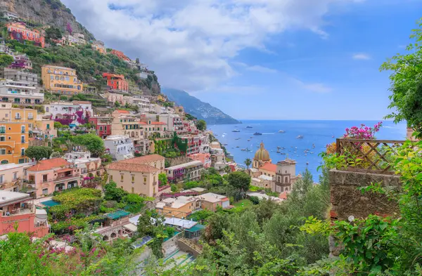 Amalfi Sahili: Güney İtalya 'daki Kutsal Meryem Kilisesi ile Positano kasabasının panoramik manzarası.