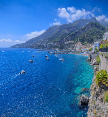 İtalya 'nın Campania bölgesindeki Amalfi kasabasının panoramik manzarası.