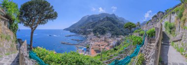 Amalfi Sahili panoramik manzarası: İtalya 'nın Campania kentindeki manzaralı merdivenlerden Amalfi şehir manzarası.
