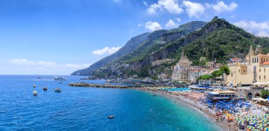 İtalya 'nın Campania bölgesindeki Amalfi kasabası: Marina Grande Sahili manzarası.