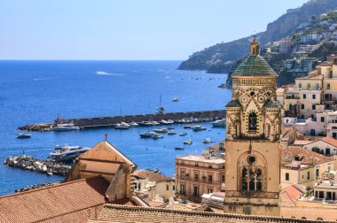 İtalya 'daki Amalfi kentinin manzarası: Katedral' in çan kulesinin merkezi..