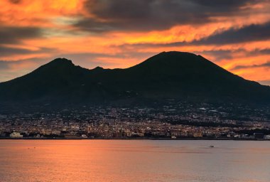 Güney İtalya 'da gün batımında Vezüv Dağı' na bir bakış..