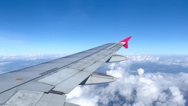 Vliegtuigvleugel Die Boven Wolken Vliegt — Stockvideo