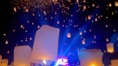 Gece gökyüzünde uçan fenerler Loy Krathong festivalinde, Chiangmai, Tayland