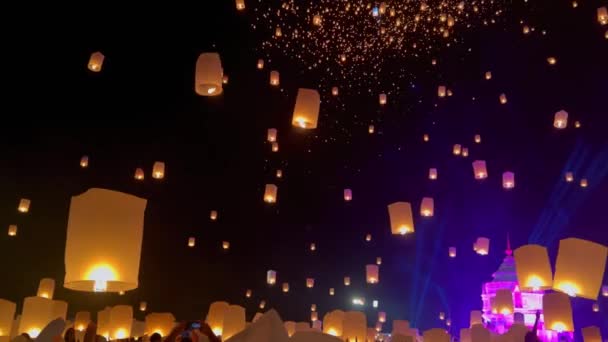 Lanternas Voadoras Céu Noturno Festival Loy Krathong Chiangmai Tailândia — Vídeo de Stock