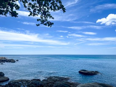 Phuket, Tayland 'da Kristal Temiz Su ve Rocky Shoreline ile Tropik Plaj Cenneti