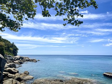 Phuket, Tayland 'da Kristal Temiz Su ve Rocky Shoreline ile Tropik Plaj Cenneti