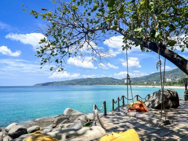 Okyanus manzaralı tropik cennet kıyı şeridi Phuket, Tayland 'daki ahşap güvertede salıncak