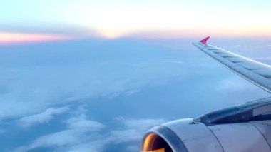 Gün doğumunda Bulutların Üzerindeki Uçak Kanadı, Hava Yolculuğu Görünümü