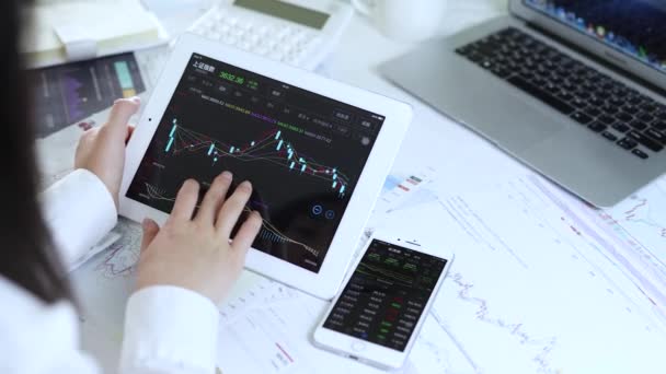 株式トレーダーは市場を見て 株式市場の変化を分析します — ストック動画
