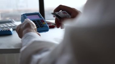  Ofiste tüketim için kart geçirmek için POS makinesini kullanın