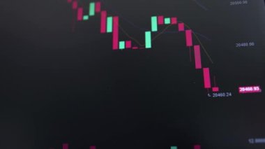 Tüccar bilgisayarla bitcoin ticareti yapıyor.