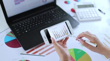 Cep telefonu ve bilgisayar ile finansal veriler analiz ediliyor.