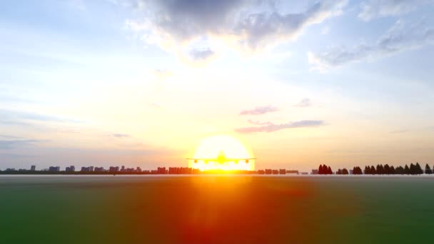 Flyet Tar Fra Byen Ved Solnedgang – stockvideo