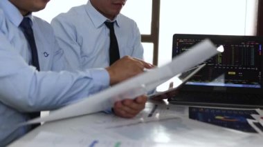 Hisse veri analizi yapan finans ekibi