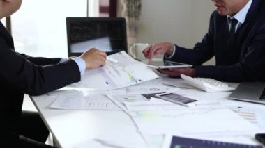 Menkul kıymetler analistleri borsa veri grafiklerini tartışıyor ve değiş tokuş ediyorlar