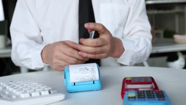 Tüccar Tüketim Için Kredi Kartı Geçirmek Için Pos Makinesini Kullanıyor — Stok video