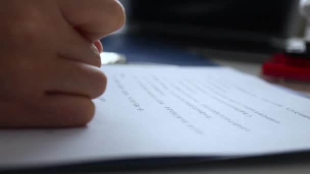 Adamı Bir Sözleşmesini Imzalayıp Damgaladı — Stok video