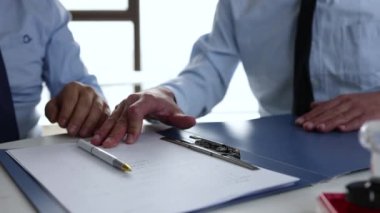 İş adamları resmi olarak kontratı imzalayıp damgalayarak el sıkışıyor.